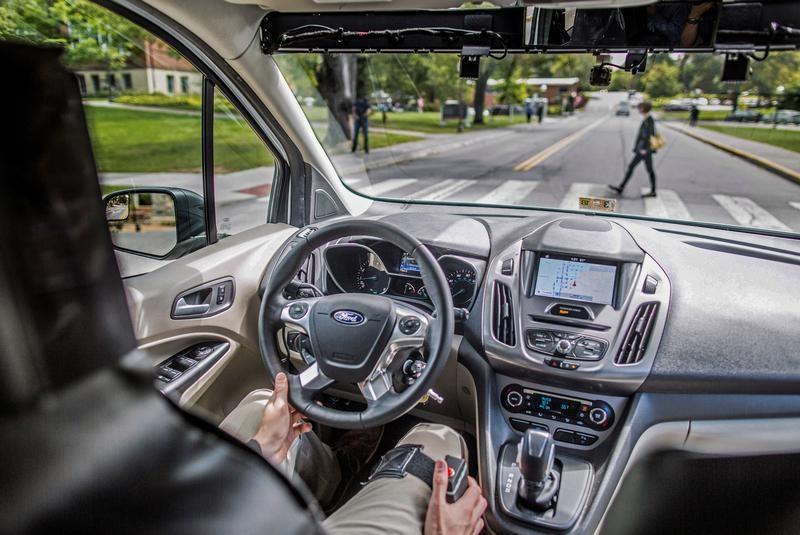 صورة من داخل سيارة فورد ذاتية القيادة أثناء تجربة لرصد ردود فعل الناس على السيارة وعلى الإشارات الضوئية التي تصدرها في أرلينجتون بولاية فرجينيا الأمريكية