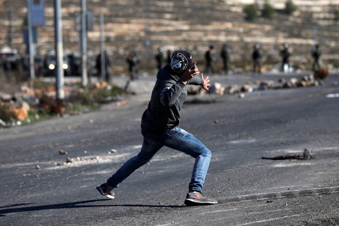 إصابة شاب فلسطيني برصاص قوات الاحتلال بالقرب من جامعة بيرزيت إصابة شاب فلسطيني اليوم ، بجروح متوسطة جراء إصابته بخصره برصاصة معدنية مغلفة بالمطاط،