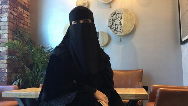 سارة السالم أول فَتاة سعودية تَفتح مقهى للقراءة وتقديم القهوة العربية